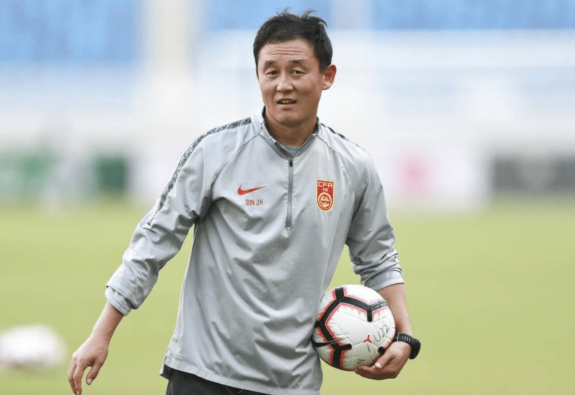 足球名宿发布新书,回忆职业生涯点滴 足球名宿发布新书,回忆职业生涯点滴