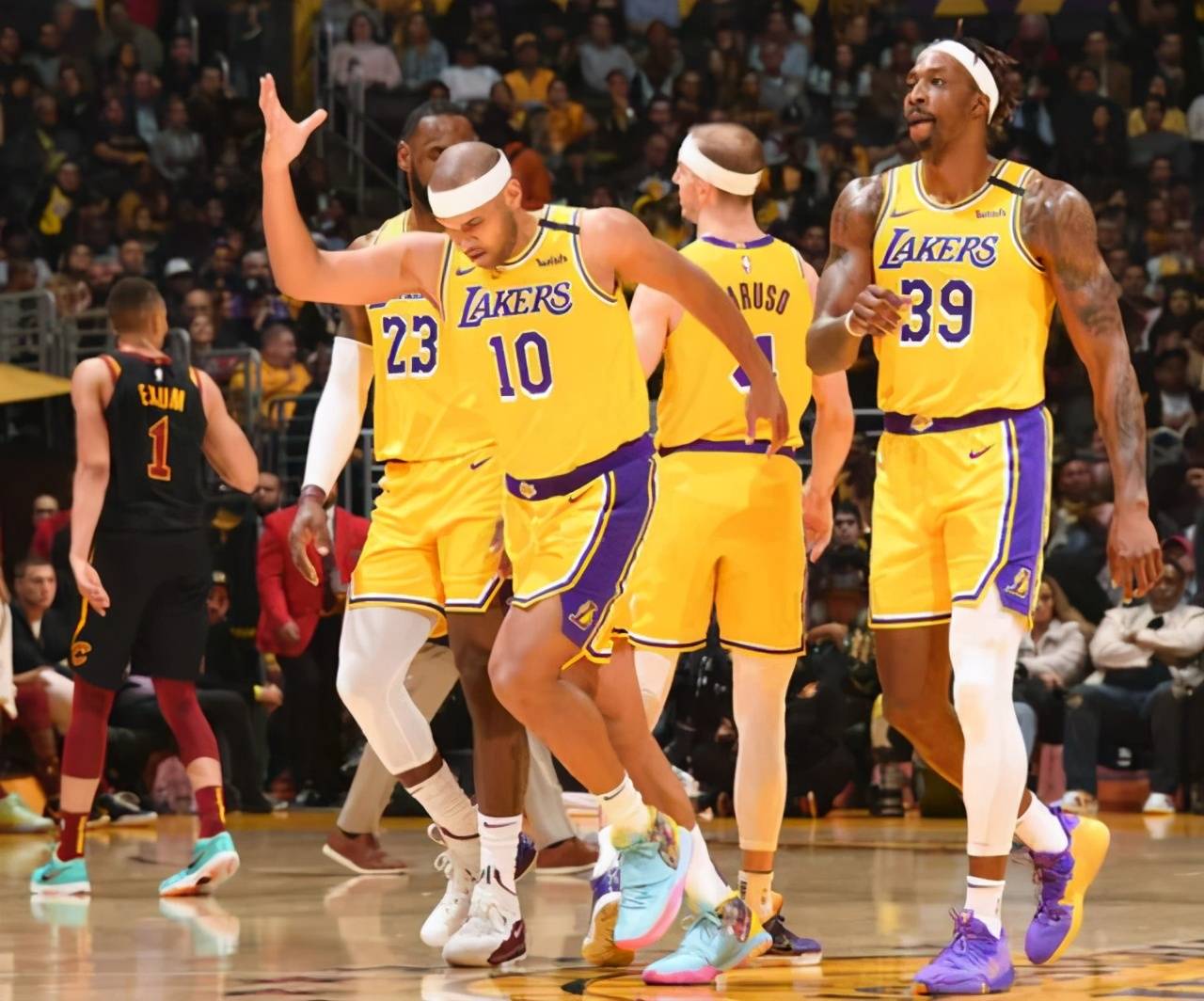 包含英格兰客场战胜蒙特内哥罗，卫冕希望大增的词条